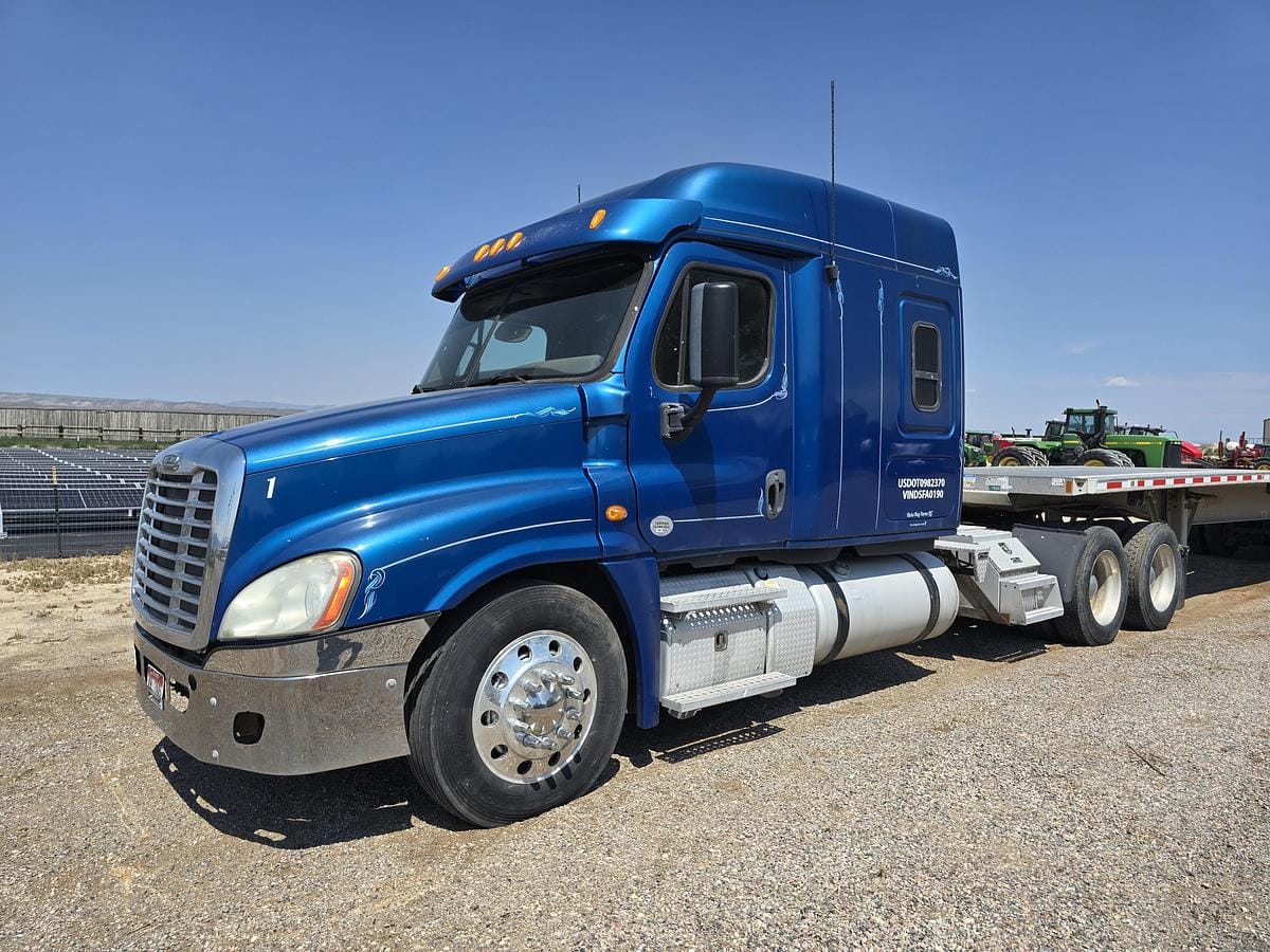 2013 Freightliner Cascadia Equipment Image0