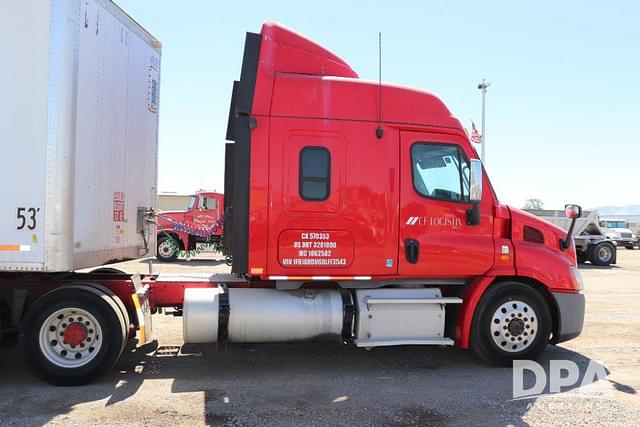 Image of Freightliner Cascadia equipment image 3