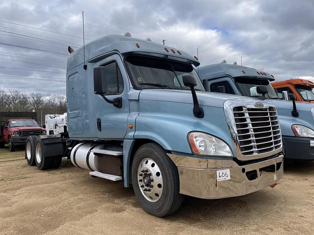 Image of Freightliner Cascadia equipment image 4