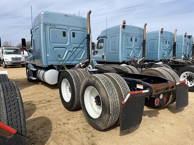 Image of Freightliner Cascadia equipment image 1