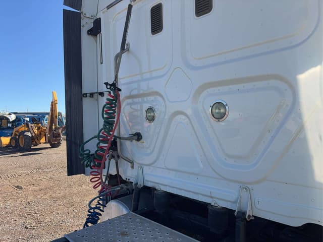 Image of Freightliner Cascadia equipment image 4