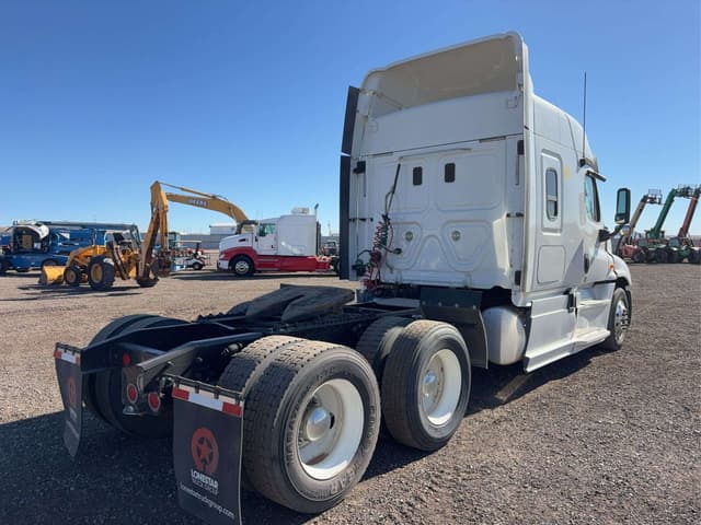 Image of Freightliner Cascadia equipment image 2