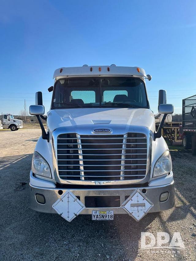 Image of Freightliner Cascadia equipment image 2