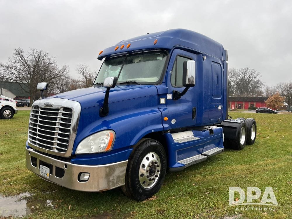 2013 Freightliner Cascadia Equipment Image0