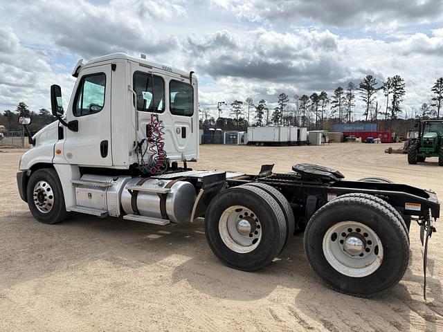 Image of Freightliner Cascadia equipment image 1