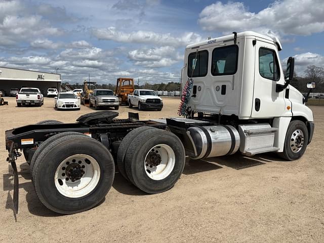 Image of Freightliner Cascadia equipment image 3