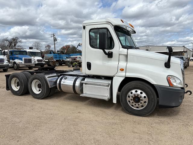 Image of Freightliner Cascadia equipment image 4