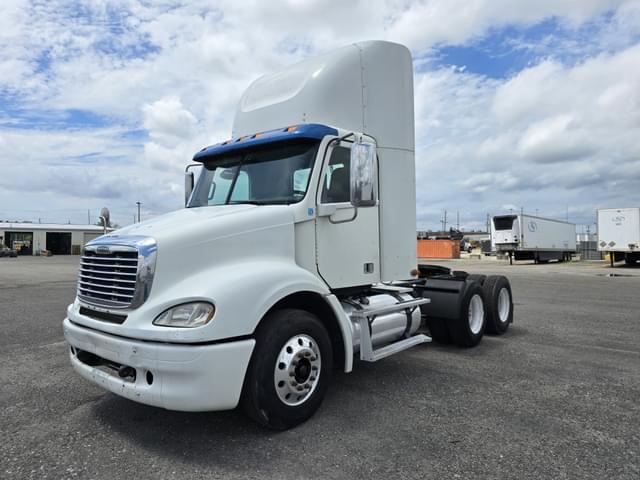 Image of Freightliner Columbia 112 equipment image 1