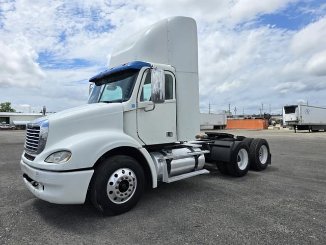 Image of Freightliner Columbia 112 equipment image 2