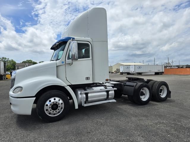 Image of Freightliner Columbia 112 equipment image 4