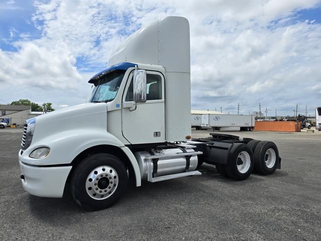 Image of Freightliner Columbia 112 equipment image 3