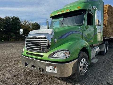 Image of Freightliner Columbia 120 equipment image 2