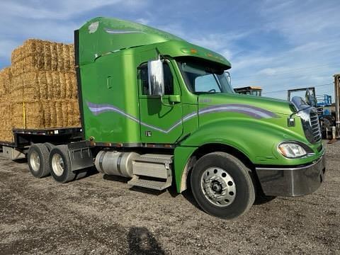 Image of Freightliner Columbia 120 equipment image 3