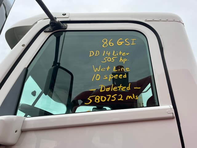 Image of Freightliner Columbia equipment image 2