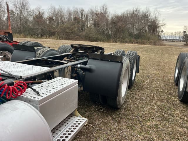 Image of Freightliner Columbia equipment image 3