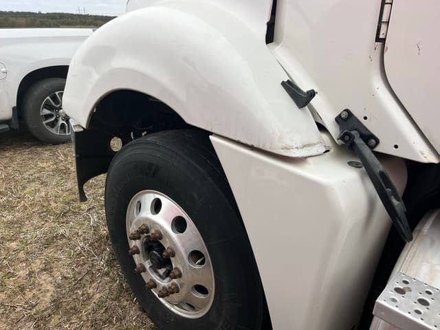 Image of Freightliner Columbia equipment image 1