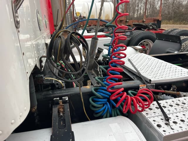 Image of Freightliner Columbia equipment image 4