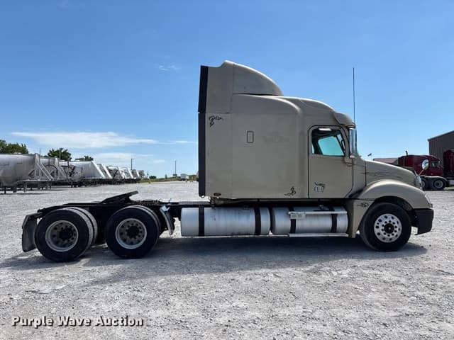 Image of Freightliner Columbia equipment image 3