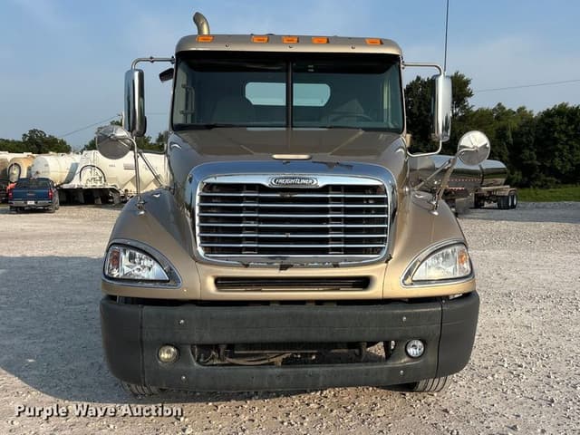 Image of Freightliner Columbia equipment image 1