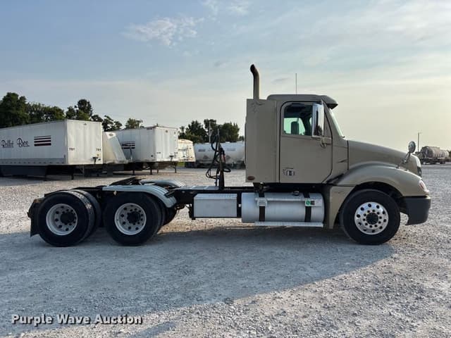Image of Freightliner Columbia equipment image 3