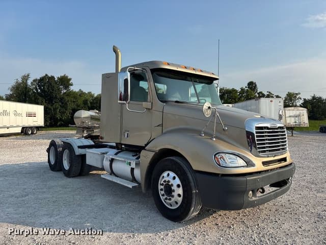 Image of Freightliner Columbia equipment image 2