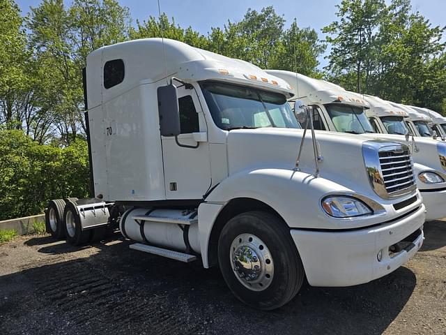 Image of Freightliner Columbia equipment image 3