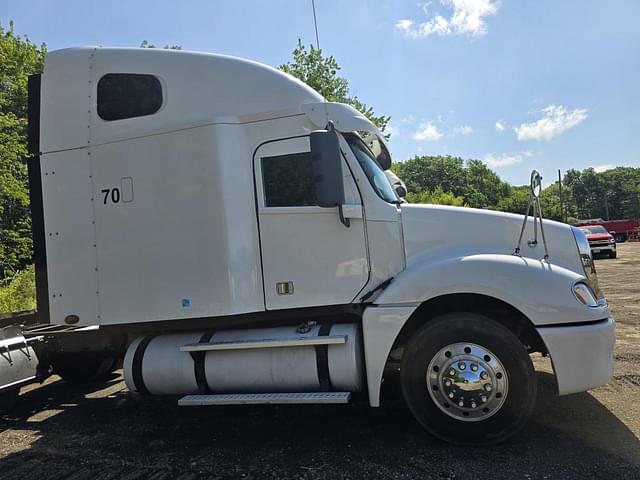 Image of Freightliner Columbia equipment image 4