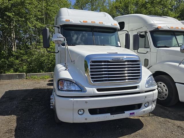 Image of Freightliner Columbia equipment image 2