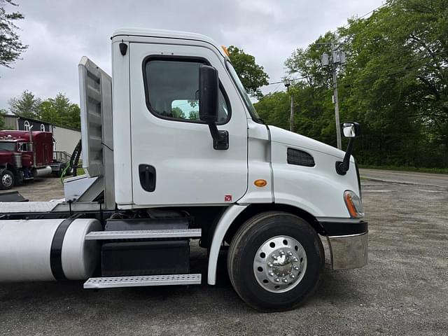 Image of Freightliner Columbia equipment image 4
