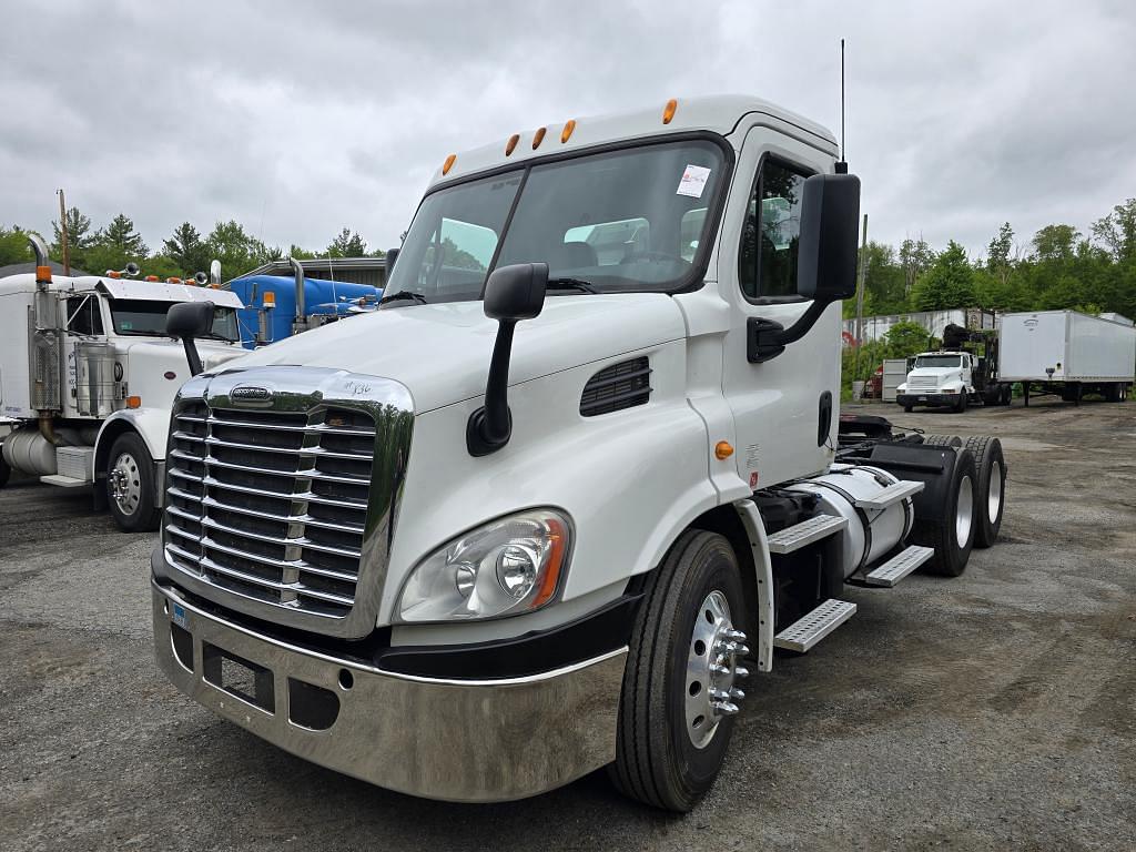 Image of Freightliner Columbia Primary image