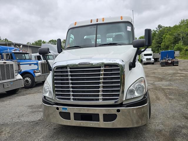 Image of Freightliner Columbia equipment image 1