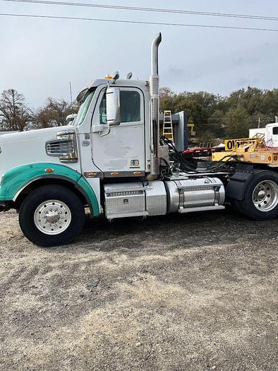 Image of Freightliner 122SD equipment image 4