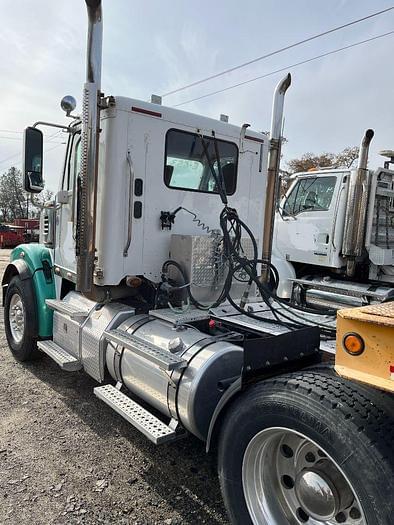 Image of Freightliner 122SD equipment image 3