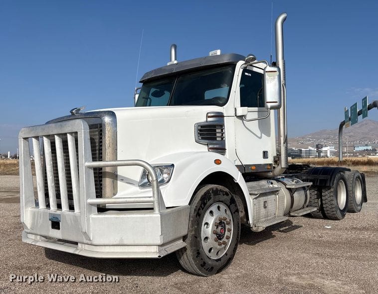 2013 Freightliner Coronado Equipment Image0