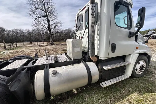 Image of Freightliner Day Cab Truck equipment image 4