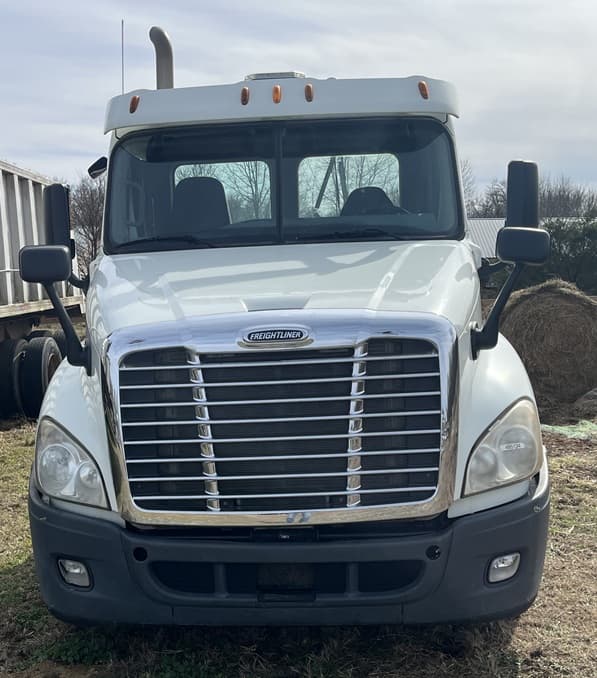 Image of Freightliner Day Cab Truck equipment image 1