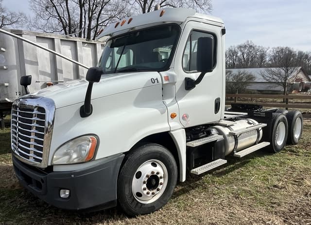 Image of Freightliner Day Cab Truck equipment image 2