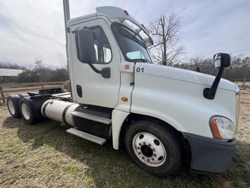 Main image Freightliner Day Cab Truck