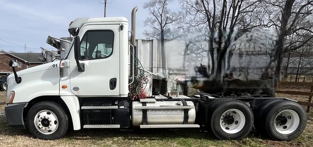 Image of Freightliner Day Cab Truck equipment image 3