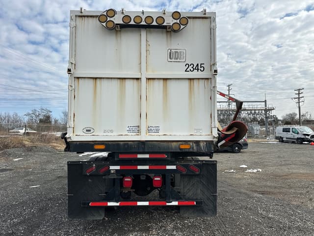 Image of Freightliner M2 106 equipment image 4