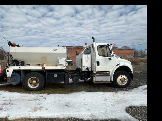Image of Freightliner M2 106 equipment image 4