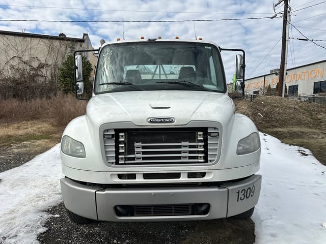 Image of Freightliner M2 106 equipment image 1