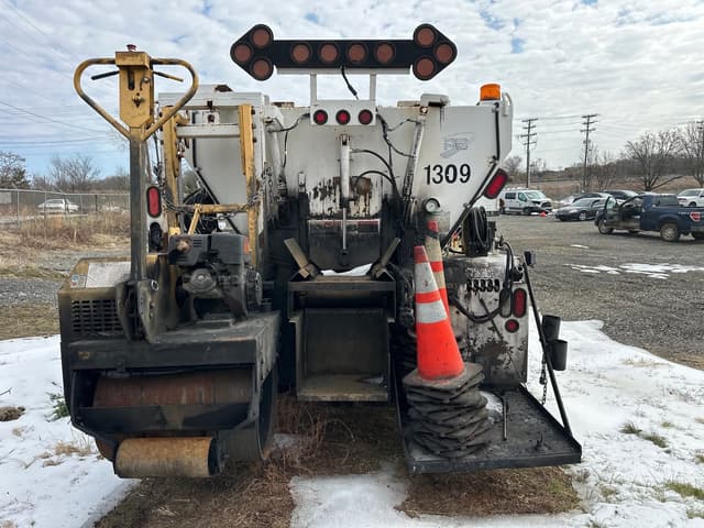 Image of Freightliner M2 106 equipment image 3