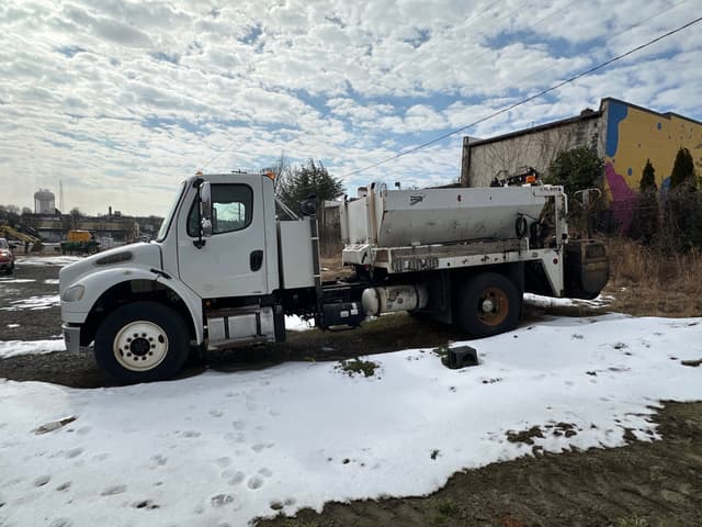 Image of Freightliner M2 106 equipment image 2