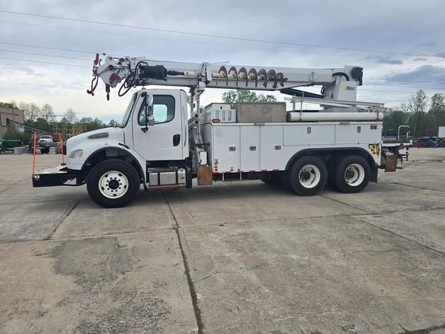 Image of Freightliner M2 106 equipment image 4