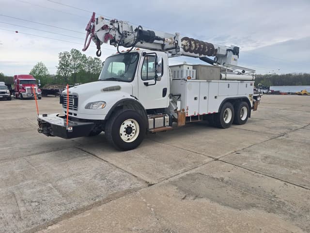 Image of Freightliner M2 106 equipment image 2