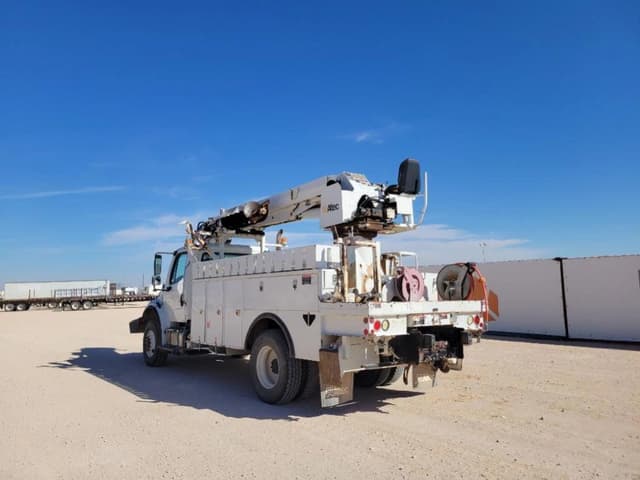 Image of Freightliner M2 106 equipment image 2