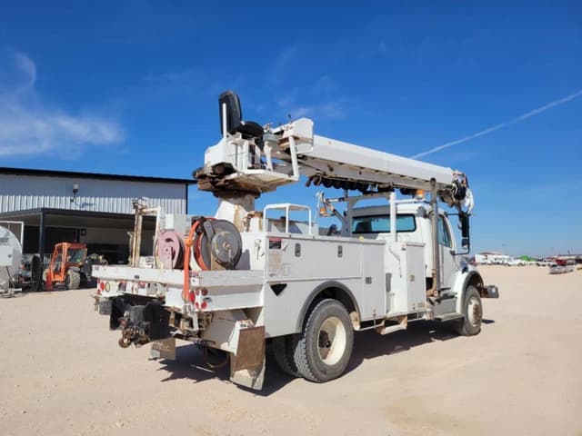 Image of Freightliner M2 106 equipment image 4