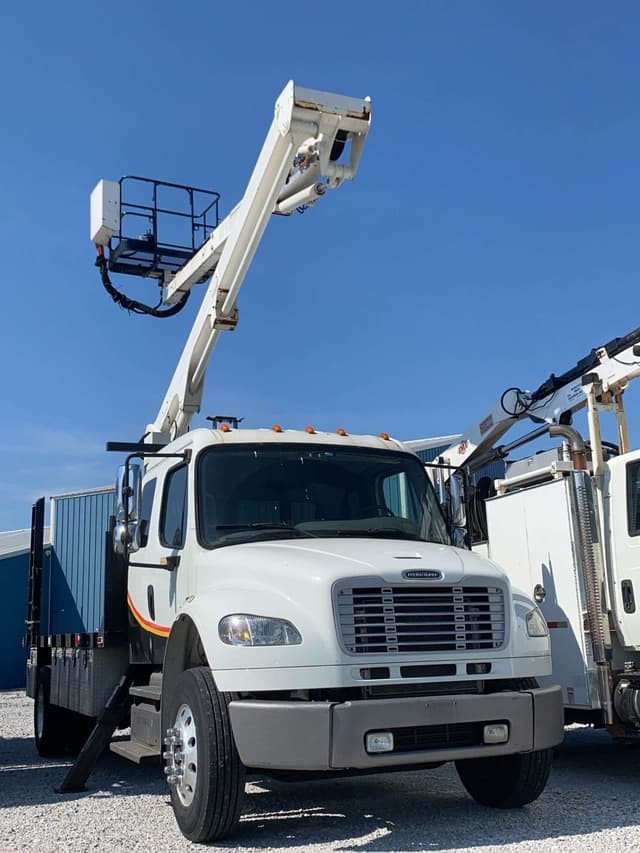 Image of Freightliner M2 106 equipment image 3