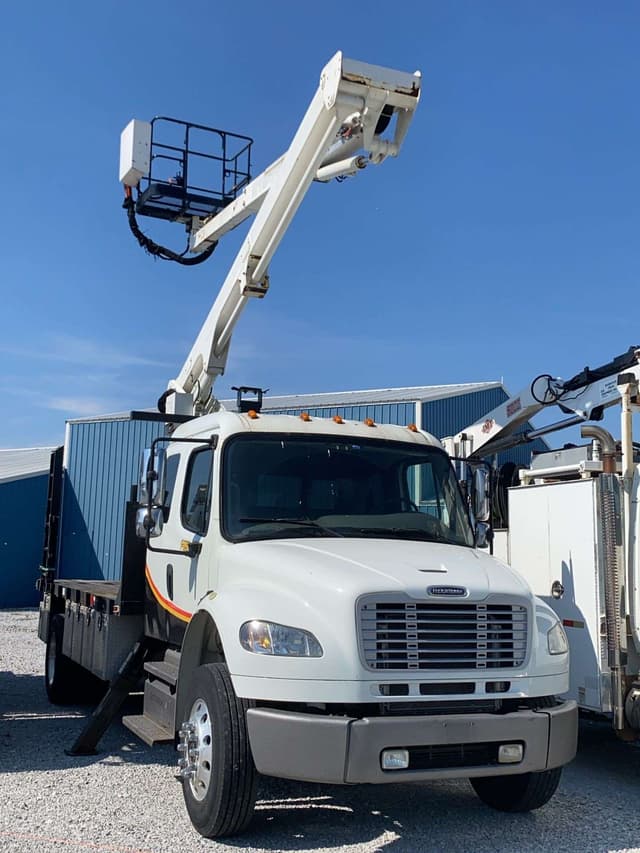 Image of Freightliner M2 106 equipment image 2